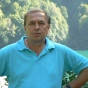 Мужчина в бирюзовой футболке