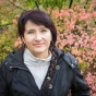 Женщина в черной куртке